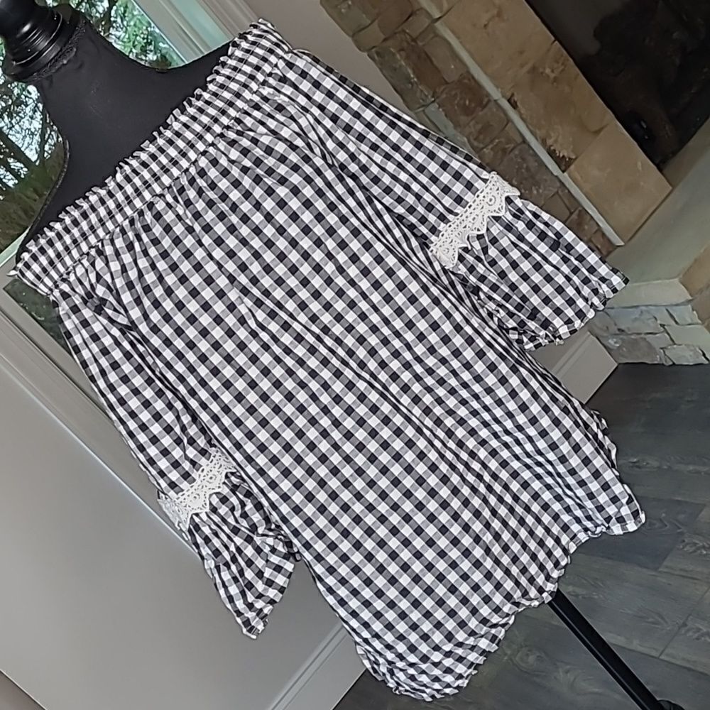 Studio West Apparel Black and White Checkered Elastic Neck Shirt